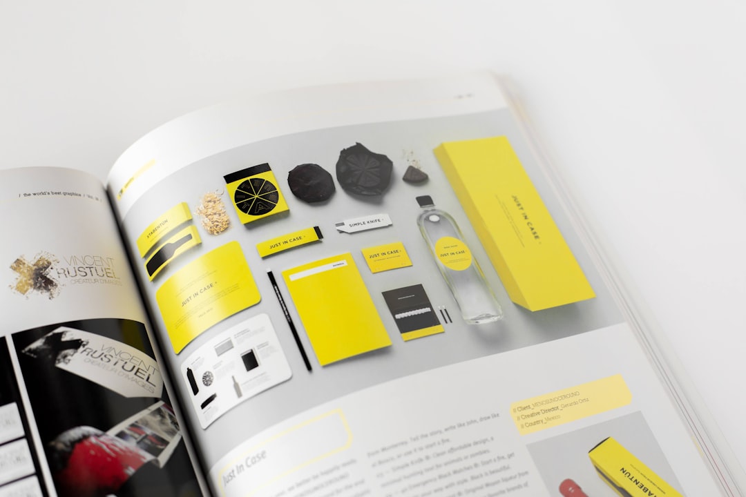 Conception éditoriale pour une publicité de produits à emballage jaune publiée dans un magazine imprimé
